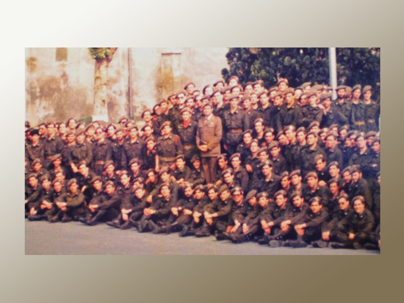 1981 Franco in basso l'ultimo a destra foto di gruppo al militare