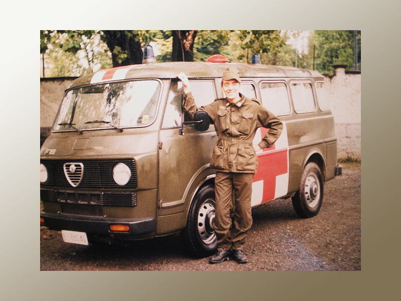 1981 Franco militare con la sua ambulanza personale
