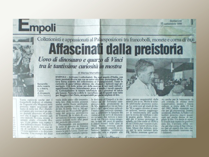 1998 VIII^ borsa scambio del collezionista. Nella foto sul giornale Franco con un uovo di dinosauro
