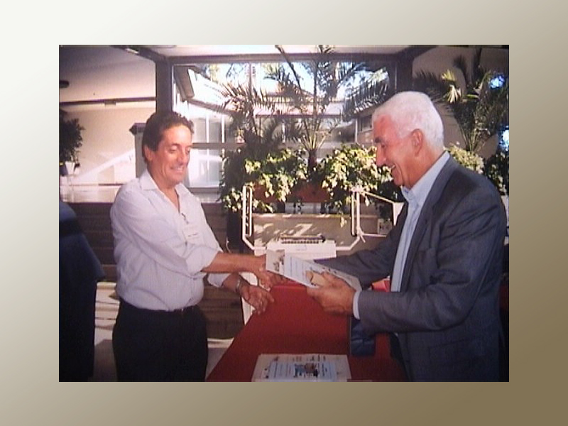 2001 Franco Moscadelli premiato dal dott. Lensi  al campionato cadetto