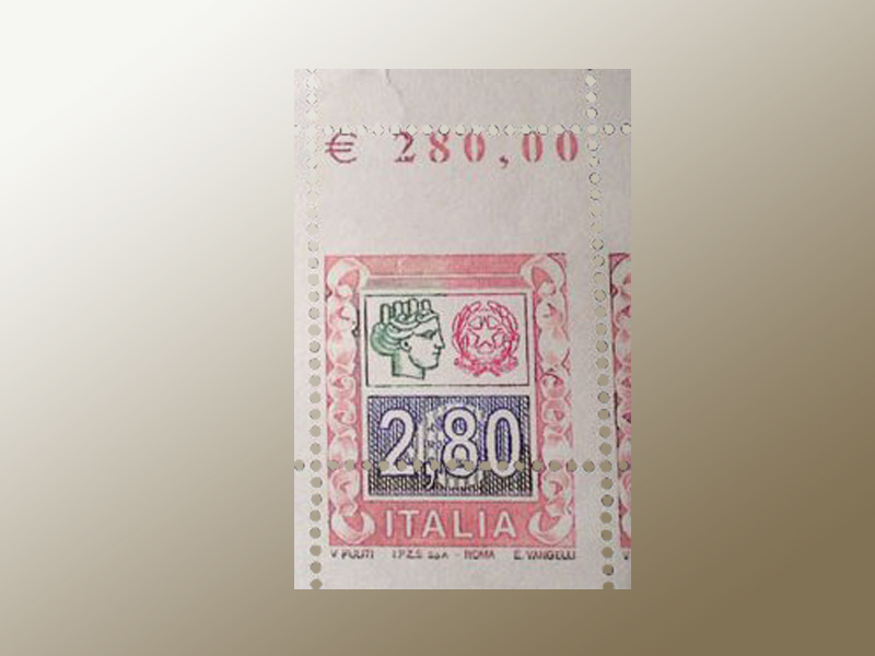 Alto valore da Euro 2,80 con dentellatura orizzontale fortemente spostata in senso verticale di un centimetro, tanto da inglobare la dicitura marginale 