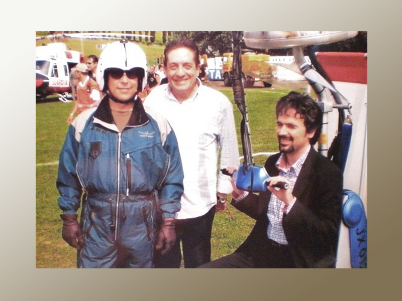 Franco alla festa dell'aria di Vinci con il sindaco Parrini Dario e il pilota giapponese dell'elicottero