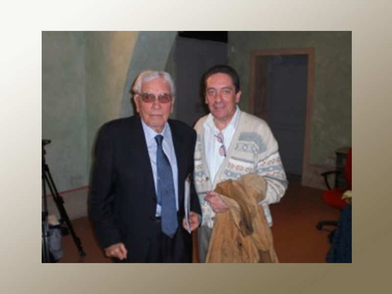 Franco con il giornalista Mario Cervi alla presentazione del francobollo su Montanelli
