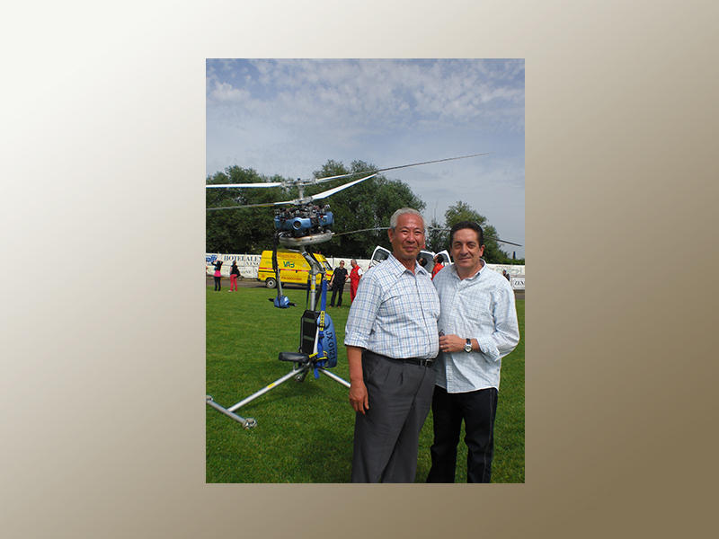 Franco con l'inventore dell'elicottero monoposto G. Yanagisawa