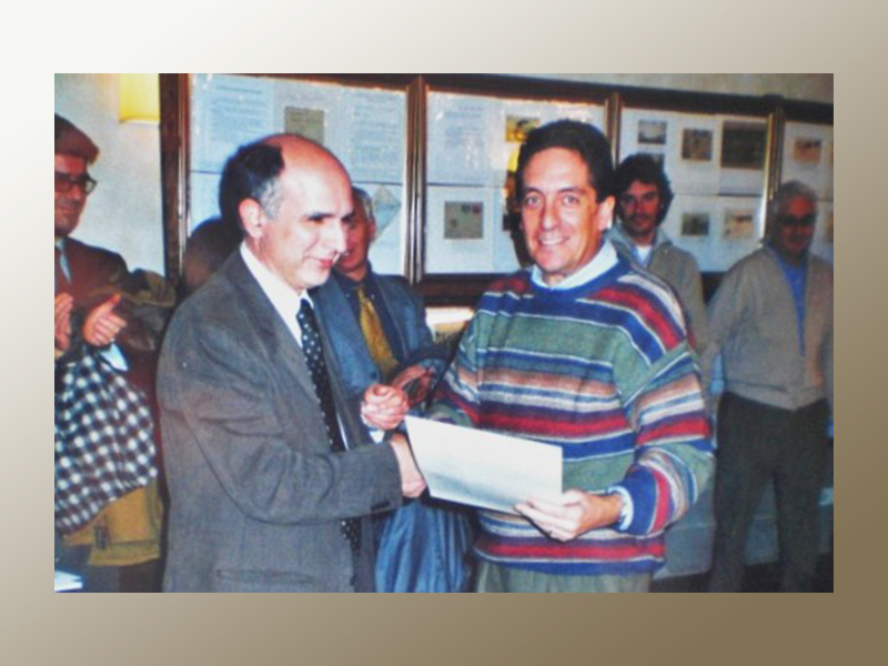 Franco premiato dall'ex sindaco di San Miniato Frosini, alla mostra filatelica
