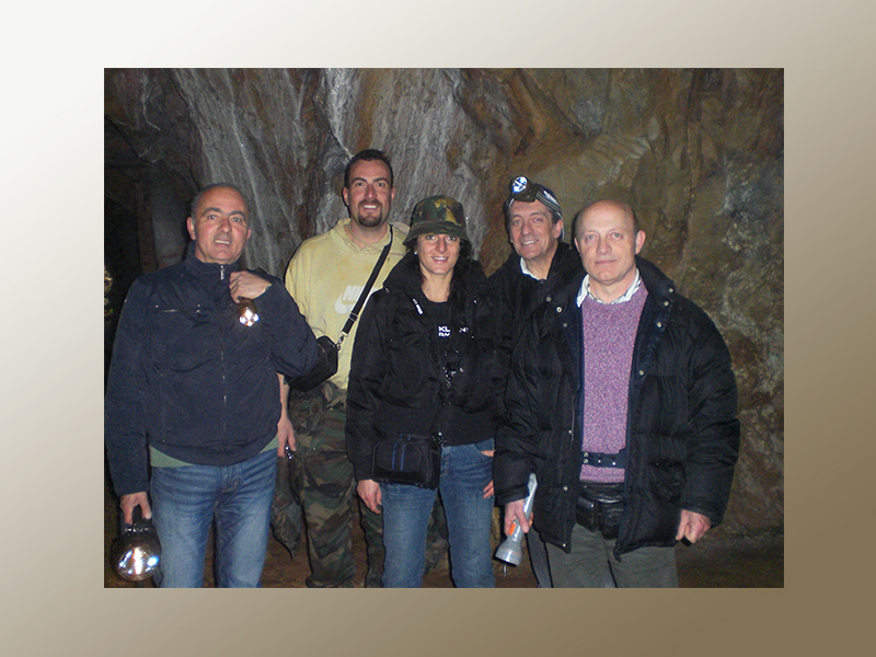 Franco speleologo sotterraneo con amici