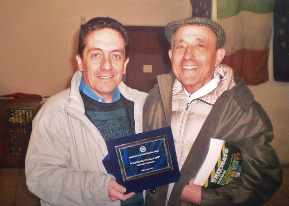Franco con la targa di campione d'Italia 2006 con il compianto filatelista Franco Arrighi